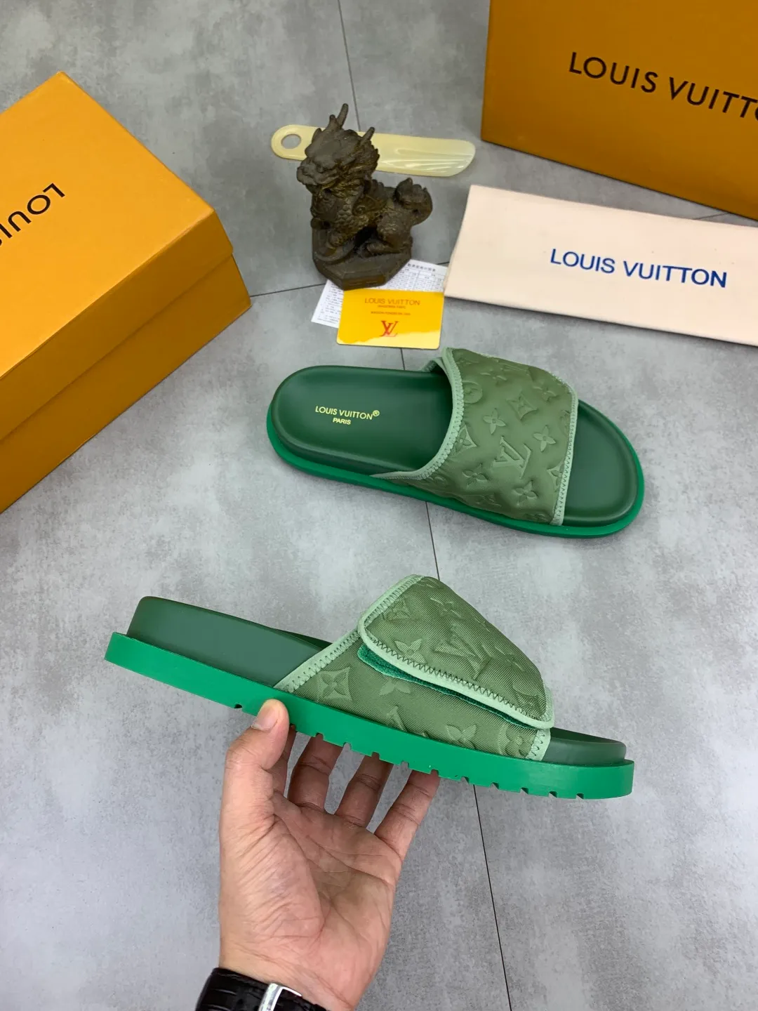 Men's shoes 💰P320 💰[New style]🆘 Original quality [LOUIS VUITTON] The popular Louis Vuitton LV men's slippers on the official website are on sale simultaneously! Original fabric imported from Italy, original factory special supply, code number: 38-44 (45 customized), many colors available